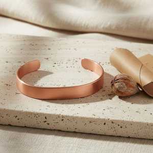 Bracelet manchette en cuivre massif fait main, finition mate satinée brossée, bijou artisanal en cuivre plat pour hommes et femmes, OEM. - Product Image 3