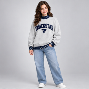 Sudadera de cuello alto gris claro para mujer con ribete de lunares azul oscuro y gráfico universitario, manga larga, estilo casual, personalizada - Product Image 2