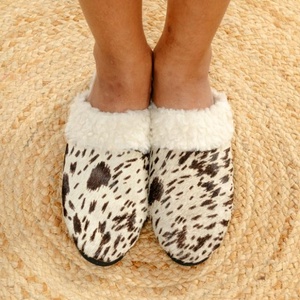 Tongs plates et décontractées en cuir véritable pour femmes, sandales fabriquées à la main, confortables, antidérapantes et respirantes pour l'hiver. - Product Image 1