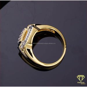 Anillo de hombre de plata 925 premium con diamante cultivado en laboratorio, con un patrón geométrico audaz y detalles de piedras brillantes. - Product Image 5