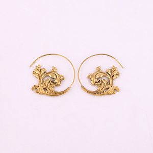 Boucles d'oreilles créoles tendance en laiton plaqué or avec accent floral 36x40MM - Product Image 1