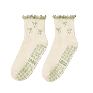 Chaussettes de Pilates antidérapantes personnalisées avec logo OEM, chaussettes de yoga chaudes antidérapantes de haute qualité, chaussettes de marque de luxe pour Pilates avec volant - Product Image 2
