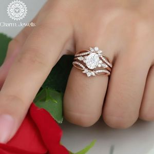Bague de fiançailles classique pour femme Charm Jewells, trois pierres en moissanite taille coussin, plaqué or 18 carats, sertie à griffes, IGI - Product Image 4