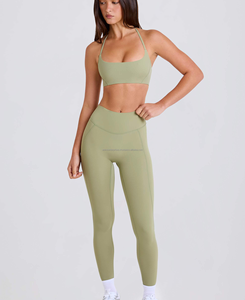 Conjunto de 2 Piezas de Yoga para Mujer, Spandex y Poliéster, Diseño Sólido, Transpirable, de Secado Rápido, Ecológico, Cintura Alta, Leggings Cortos hasta la Rodilla, Top Halter - Product Image 3