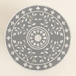 Mesa de Noche Redonda Gris Madreperla con 2 Cajones, Patrón Floral, Hecha a Mano, Lujosa, Mueble de Dormitorio - Product Image 3