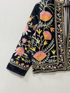 Chaqueta de terciopelo con bordado Suzani hecho a mano, chaqueta Suzani, ropa de invierno, abrigo para mujer, regalo para ella - Product Image 6