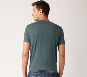 เสื้อยืดเปล่าแบบเรียบ 100% ผ้าฝ้าย แฟชั่นคอวี สำหรับผู้ชาย ระบายอากาศ แห้งเร็ว ราคาขายส่ง พร้อมรับผลิตแบบ OEM - Product Image 2