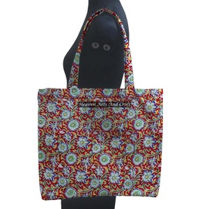 Sacs fourre-tout carrés imprimés floraux à la main pour cadeau de nuit fourre-tout chic durable fourre-tout de tous les jours - Product Image 1