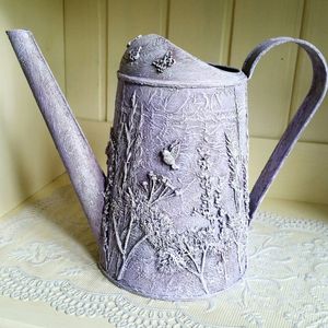 Arrosoir décoratif en métal avec motifs imprimés en émail, outil de jardin élégant pour l'entretien des plantes d'intérieur et d'extérieur. - Product Image 1