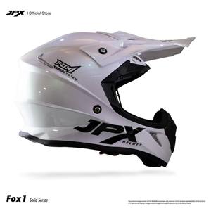 Casco JPX Fox1 Solid Pearl White Supermoto Cross, con un diseño elegante y un acabado metálico audaz para protección. - Product Image 3