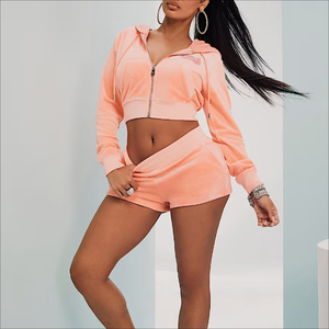 Ensemble décontracté deux pièces pour femme : crop top à capuche en polaire rose respirant et short, tenue de sport tricotée de couleur unie - Product Image 4
