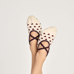 Chaussettes de yoga en coton respirantes à logo personnalisé pour femmes, avec compression à la cheville, antidérapantes, motif cœur tricoté, idéales pour le barre et le Pilates au printemps - Product Image 3