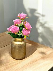 Vase à fleurs en métal pour la décoration de la maison, finition laiton antique avec design martelé et embossé, conçu pour la décoration de table. - Product Image 6