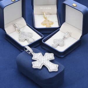 Colgante de Cruz con Moissanita Baguette - Colgante de Plata de Ley 925 con Moissanita, Color D, Claridad VVS - Product Image 5