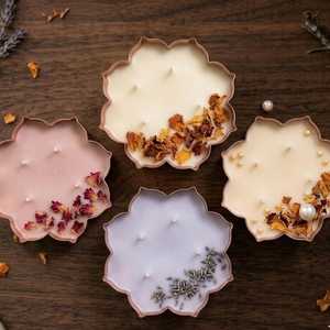 Bougie artisanale en laiton en forme de fleur avec pétales de rose séchés et perles, 2 mèches, cire de soja - Product Image 5