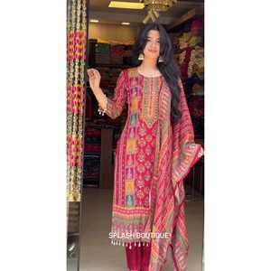 Ensemble élégant de vêtements de fête pour femmes, haut-bas et Dupatta - Product Image 1