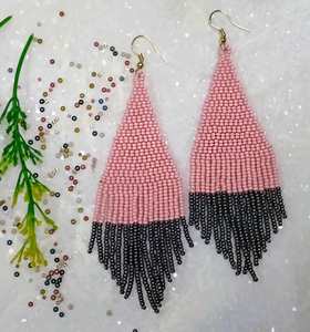 Boucles d'oreilles tendance en perles de rocaille bohèmes roses et dorées, style bohème, avec franges, vente en gros - Product Image 3