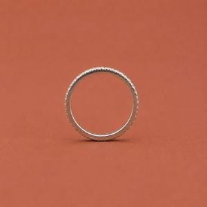 Anillo de Boda Elegante de Plata S925 con Dos Hileras de Diamantes Moissanite Engastados en Punta, Estilo Media Eternidad - Product Image 4
