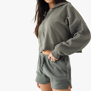 Conjunto Deportivo Informal para Mujer, Sudadera con Capucha Holgada de Manga Larga con Cierre y Logotipo Personalizado 100% Algodón y Pantalones Cortos - Product Image 3