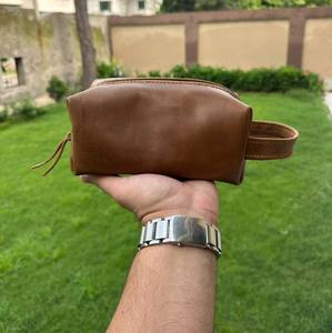 Bolsa de Aseo de Cuero de Alta Calidad con Gancho, Bolsa de Cosméticos de Cuero Genuino para Maquillaje - Product Image 1