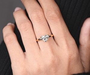 Bagues de fiançailles en diamant de laboratoire taille cœur 1,50 carat, bagues de fiançailles et de mariage en or jaune 14 carats, fournisseur en gros de bijoux fins - Product Image 2