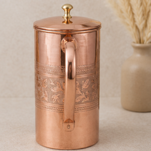 Carafe en cuivre avec bande florale gravée, finition brillante de qualité supérieure, pour bien-être ayurvédique, avec couvercle de protection intégré et élégant en laiton - Product Image 3