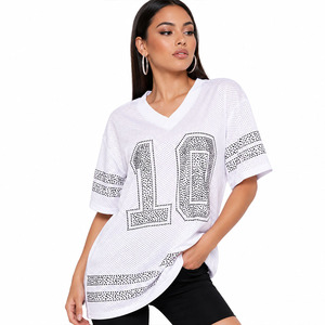 เสื้อฟุตบอลตาข่ายประดับคริสตัลสีดำสุดหรูสำหรับผู้หญิง แบบคอวีทรงโอเวอร์ไซส์ สั่งทำได้ ผลิตโดยผู้ผลิตเสื้อผ้าแบรนด์ส่วนตัวในสหรัฐอเมริกา - Product Image 1