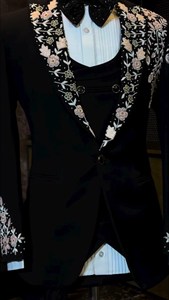 Blazer de smoking noir brodé pour homme avec revers à motif floral |   Veste de costume de mariage avec nœud papillon et gilet - Product Image 3