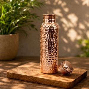 Bouteille d'eau en cuivre martelé écologique, vaisselle ayurvédique pour le bien-être, bouteille à finition martelée traditionnelle - Product Image 1