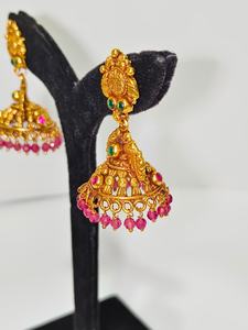 Boucles d'oreilles Jhumka en or massif 22 carats, style antique, motif Lakshmi, faites à la main, avec émeraudes vertes et perles naturelles - Product Image 2