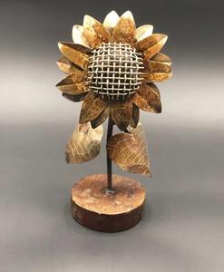 Sculpture de tournesol en métal faite à la main, art décoratif de jardin pour la décoration intérieure, accent de table, ornement floral intérieur et extérieur - Product Image 4