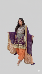 Belle jeune femme d'Asie du Sud portant une robe traditionnelle afghane Kuchi pashtun ornée de motifs violets et dorés, avec de nombreuses pièces de monnaie. - Product Image 4