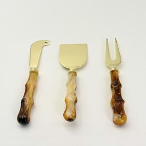 Juego de Herramientas para Cortar Queso de Acero Inoxidable con Diseño Exclusivo Hecho a Mano en Resina, Acabado Dorado, Vajilla Occidental - Product Image 2