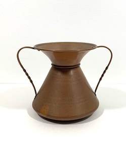 Jarrón de Flores de Metal de Cobre Antiguo Hecho a Mano con Asas Retorcidas, Centro de Mesa Decorativo Rústico para Decoración del Hogar y Hoteles - Product Image 1