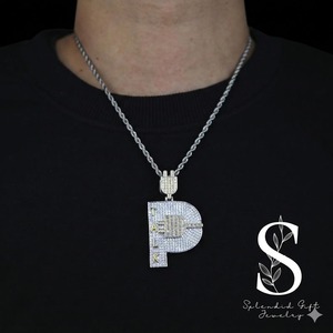 Collar con Colgante de Oro de 18K con Micro Pavé de Moissanita 5A para Hombre, Estilo Hip Hop, Venta al por Mayor - Product Image 1