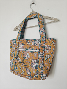 Sac fourre-tout matelassé orange moyen à double poignée et fermeture éclair, multi-usages - Product Image 2
