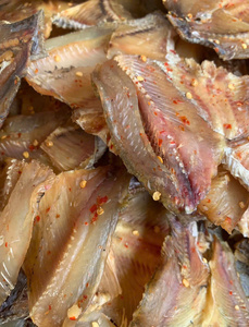VAN BACH TUNG Tilapia Seca Premium 100% Natural, Pescado Entero, Alto en Proteínas, Envasado al Vacío Salado, 1 kg - Product Image 2
