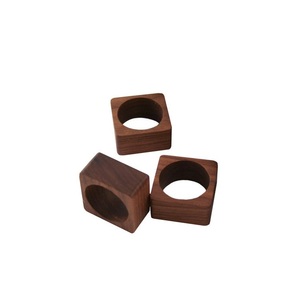 Anneaux de serviette de table élégants en bois, faits à la main, modernes, luxueux, écologiques, durables, multifonctionnels, accessoires de décoration de table - Product Image 1