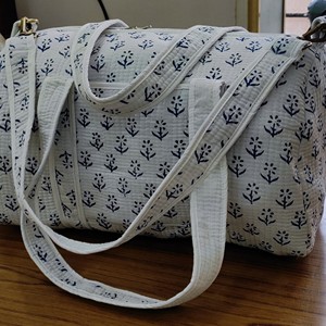Sac de voyage matelassé en coton fait main avec imprimé floral bleu, poignées robustes, fermeture éclair, sac de week-end portable - Product Image 2