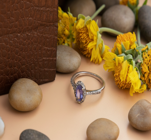 แหวนหมั้นเงินแท้ 925 ประดับแทนซาไนต์และเพชร CZ สีขาว ชุบโรเดียม - Product Image 2