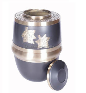 Urne funéraire en laiton moderne exclusive à vente rapide pour les cendres humaines, vase de table, ange catholique Angie - Product Image 3