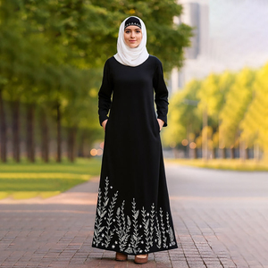 Robe longue noire pour femme avec broderie florale blanche, col rond, manches longues, silhouette droite - Product Image 6