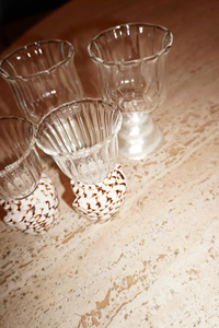 Tasse en coquillage artisanale en coquille de conque naturelle avec insert en verre, vaisselle décorative pour cocktails, jus, bar, cadeau du Vietnam - Product Image 2