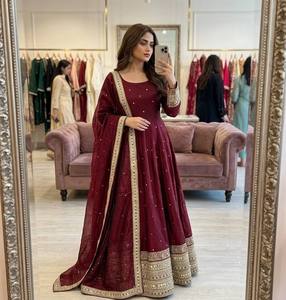Conjunto de Seda Satinada con Bordado y Lentejuelas de 3/5 mm, Incluye Vestido, Pantalón y Dupatta, Completamente Cosido - Product Image 1