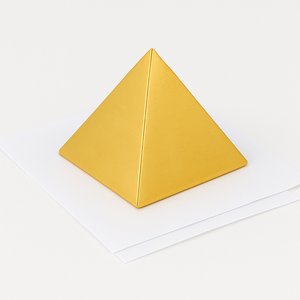 Prensapapeles de Metal Personalizado en Forma de Cubo Triangular Piramidal 3D, Bañado en Oro, con Técnica de Fundición e Impresión en Serigrafía - Product Image 1
