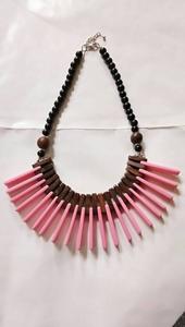 Proveedor al por mayor: Collar de barra de madera con resina rosa, cadena de metal, colgante de cuentas, joyería de moda, accesorio de ropa para mujer, ropa de oficina - Product Image 3