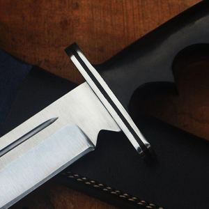 มีดสแตนเลสทำมือสำหรับแคมป์ปิ้ง น้ำหนักเบา ใช้งานได้หลากหลาย ขอบหยักบางส่วน ด้ามไมคาร์ต้า พร้อมปลอกหนัง - Product Image 4