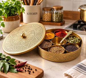 Caja de especias Masala Dabba de latón hecha a mano con tapa grabada, múltiples compartimentos, organizador de especias indio para encimera de cocina - Product Image 1