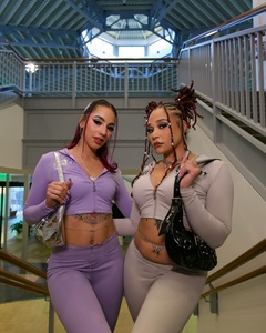 Ensemble de yoga blanc 2 pièces : Crop top à capuche et leggings évasés longs avec fermeture éclair sur le devant, en Spandex et Polyester respirant, pour femme - Product Image 6