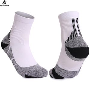 Chaussettes de football antidérapantes respirantes pour hommes et femmes, chaussettes de sport, chaussettes de yoga, chaussettes de basketball, chaussettes hautes jusqu'au genou en vente - Product Image 6
